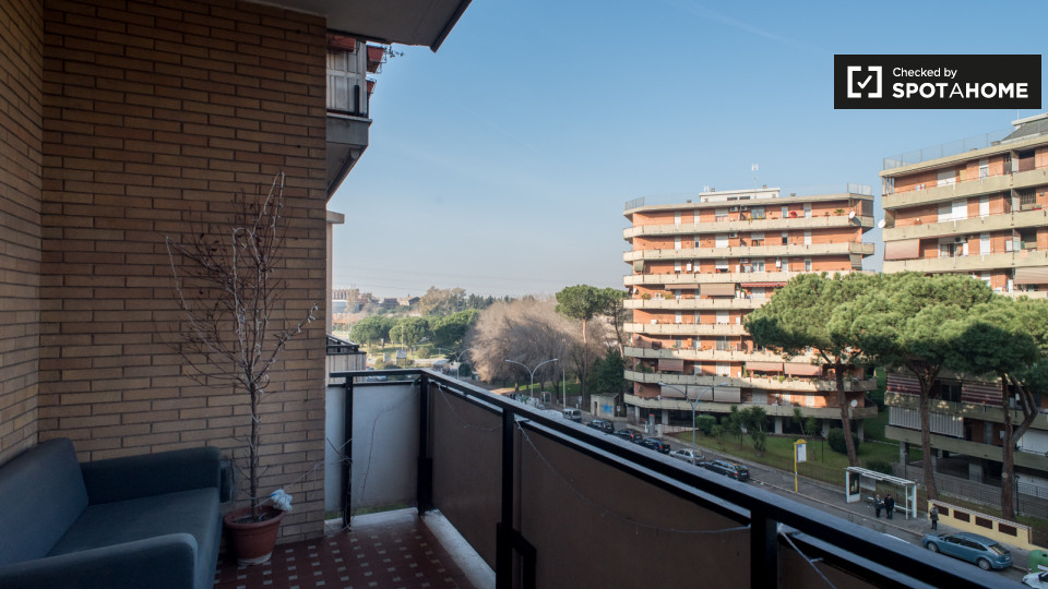 Immagine 16 di Camera condivisa in affitto  in Viale Bruno Rizzieri a Roma