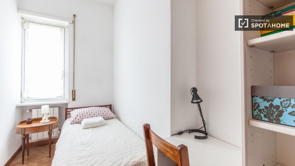 Immagine 5 di Camera condivisa in affitto  in Via Corinto a Roma