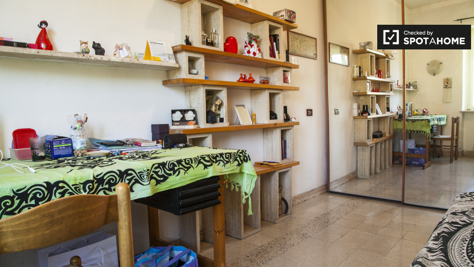 Immagine 1 di Camera condivisa in affitto  in Via dei Crispolti a Roma