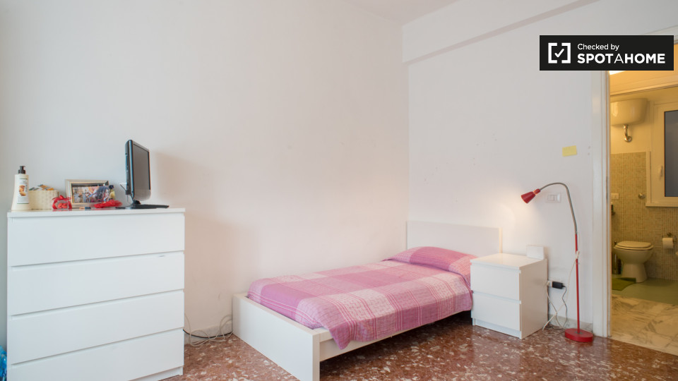 Immagine 5 di Camera condivisa in affitto  in Largo dei Colli Albani a Roma