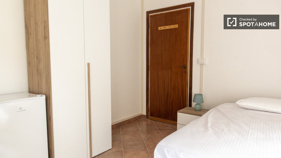 Immagine 11 di Camera condivisa in affitto  in Via Antonino Pio a Roma