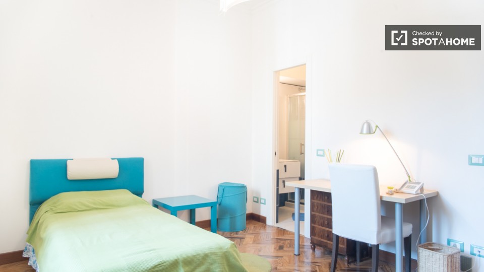 Immagine 1 di Camera condivisa in affitto  in Via Napoli a Roma