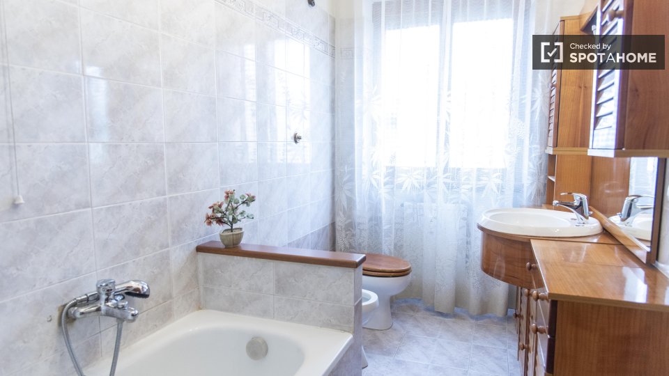 Immagine 6 di Appartamento in affitto  in Via Poggio Verde a Roma