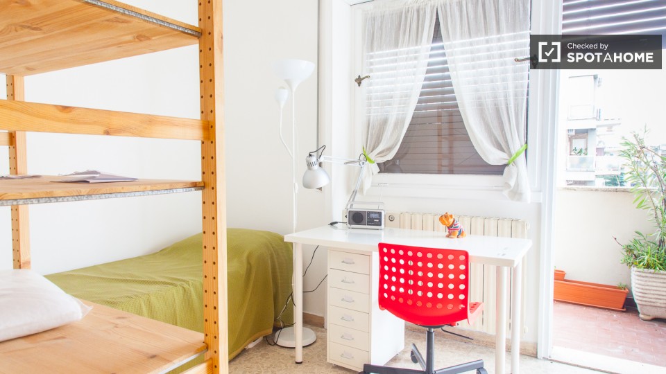 Immagine 3 di Camera condivisa in affitto  in Via Val Padana a Roma