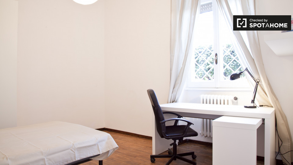 Immagine 5 di Camera condivisa in affitto  in Via Temistocle Calzecchi Onesti a Roma