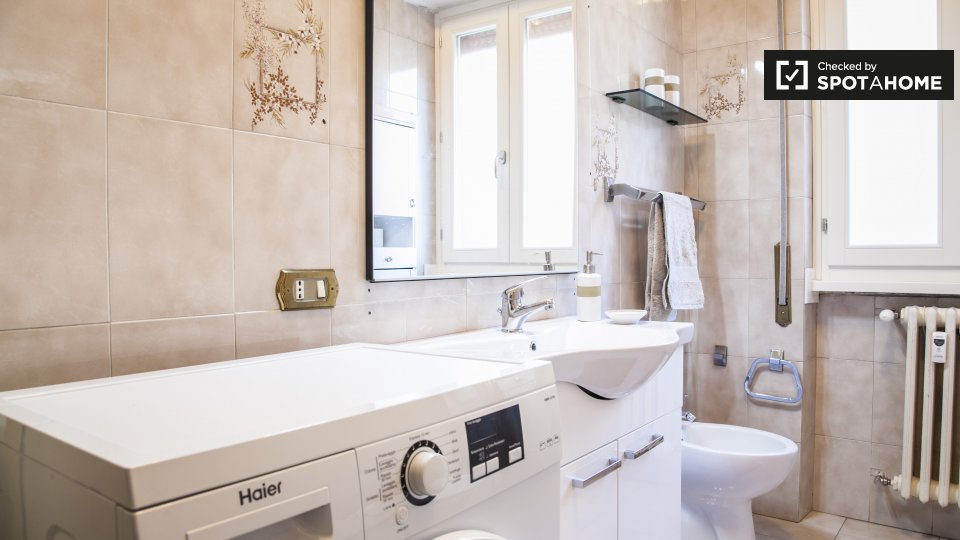 Immagine 11 di Camera condivisa in affitto  in Via Marcantonio Bragadin a Roma