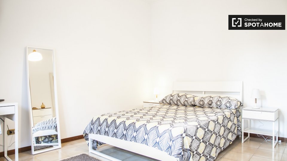 Immagine 3 di Camera condivisa in affitto  in Via Marcantonio Bragadin a Roma