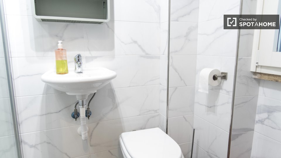 Immagine 19 di Camera condivisa in affitto  in Via Vetulonia a Roma