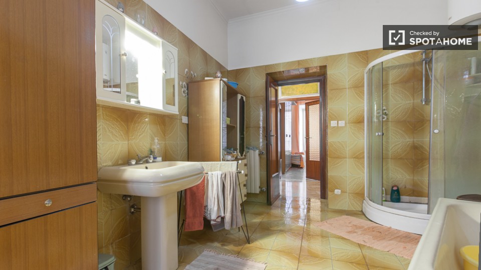 Immagine 12 di Camera condivisa in affitto  in Via Mecenate a Roma