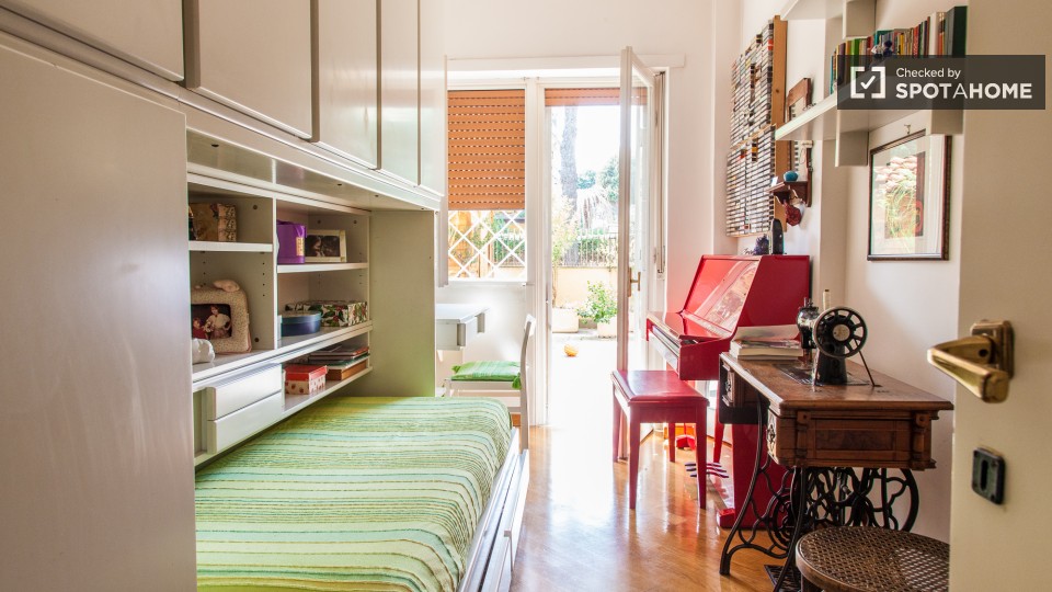 Immagine 1 di Camera condivisa in affitto  in Via Coviello a Roma