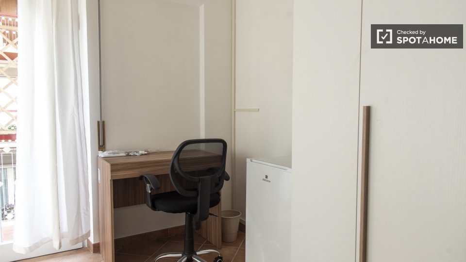 Immagine 10 di Camera condivisa in affitto  in Via Antonino Pio a Roma