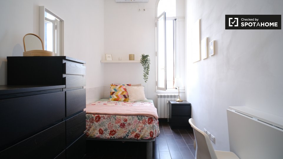 Immagine 3 di Camera condivisa in affitto  in Via Appia Nuova a Roma