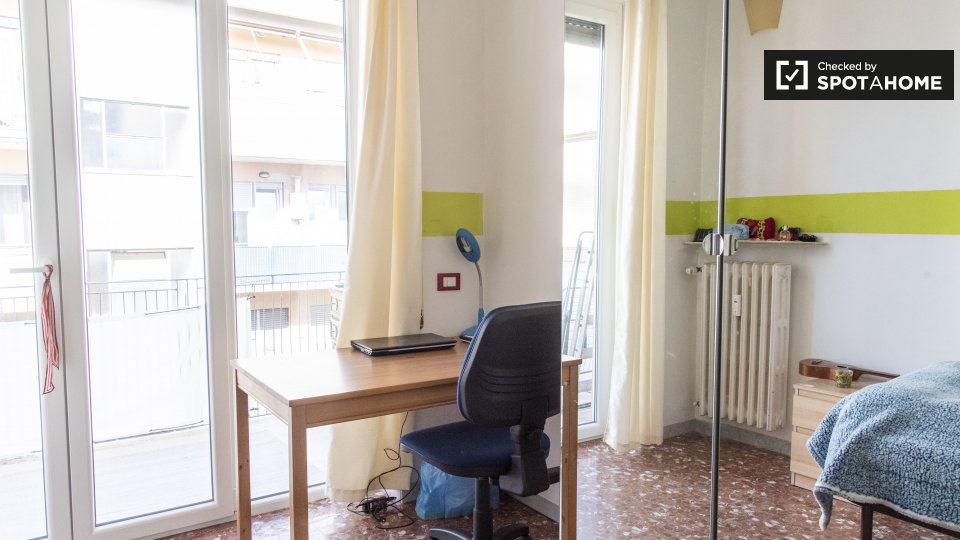 Immagine 11 di Camera condivisa in affitto  in Viale Palmiro Togliatti a Roma