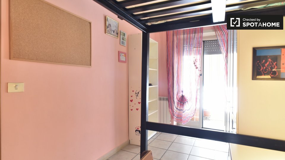 Immagine 1 di Camera condivisa in affitto  in Via di Torrevecchia, 00168 Roma RM, Italy a Roma