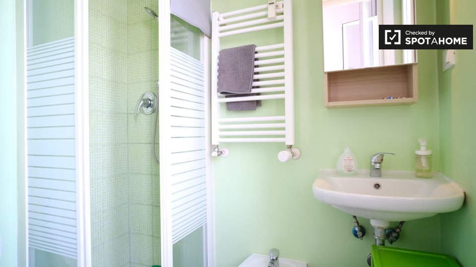 Immagine 15 di Camera condivisa in affitto  in Via Appia Nuova a Roma