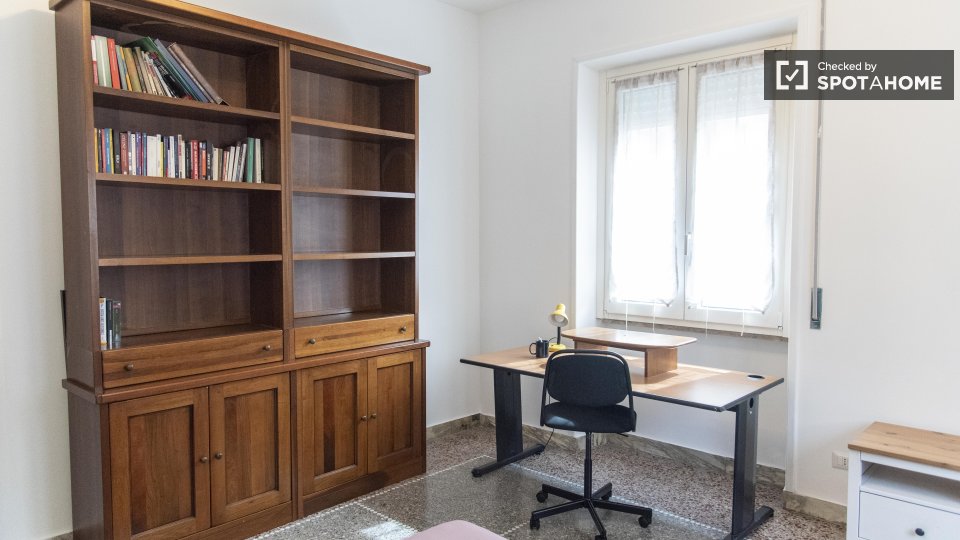 Immagine 4 di Camera condivisa in affitto  in Via Vetulonia a Roma