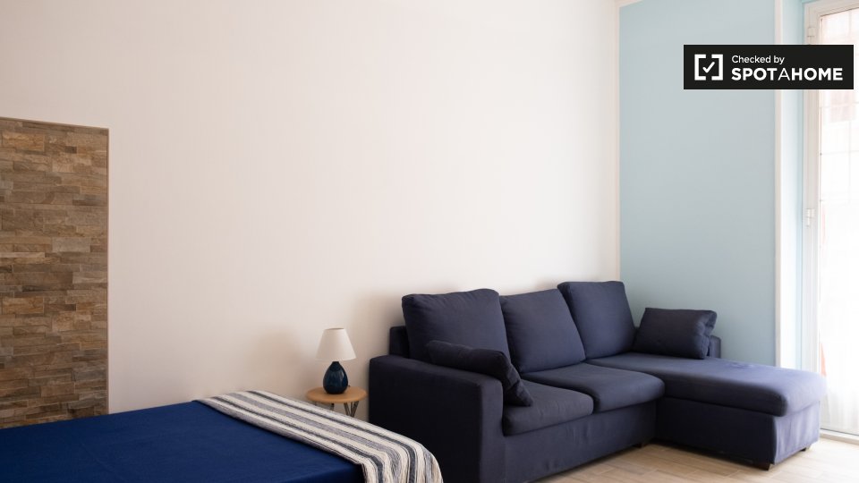 Immagine 2 di Camera condivisa in affitto  in Via dei Campani, 00185 Roma RM, Italy a Roma