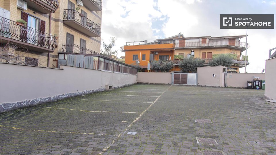 Immagine 8 di Camera condivisa in affitto  in Via di Carcaricola a Roma