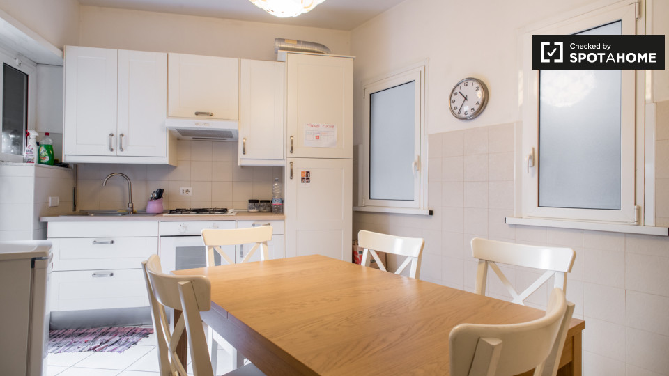 Immagine 7 di Camera condivisa in affitto  in Largo dei Colli Albani a Roma