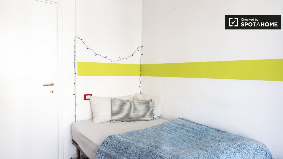 Immagine 13 di Camera condivisa in affitto  in Viale Palmiro Togliatti a Roma