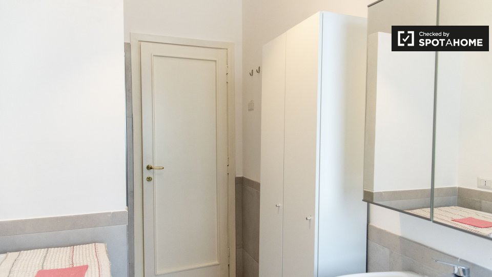 Immagine 18 di Camera condivisa in affitto  in Via Capo Miseno a Roma