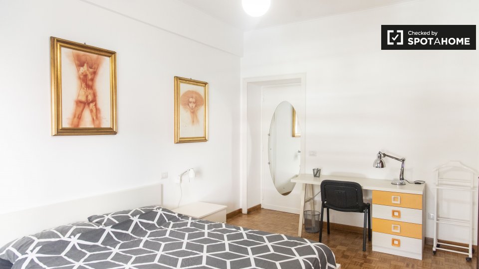 Immagine 13 di Camera condivisa in affitto  in Via Anastasio II a Roma