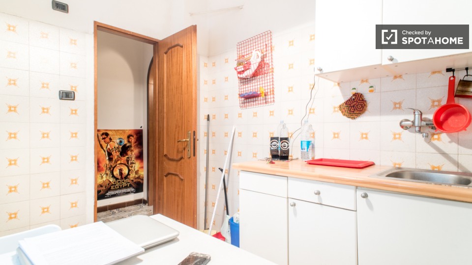 Immagine 13 di Camera condivisa in affitto  in Largo Somalia a Roma