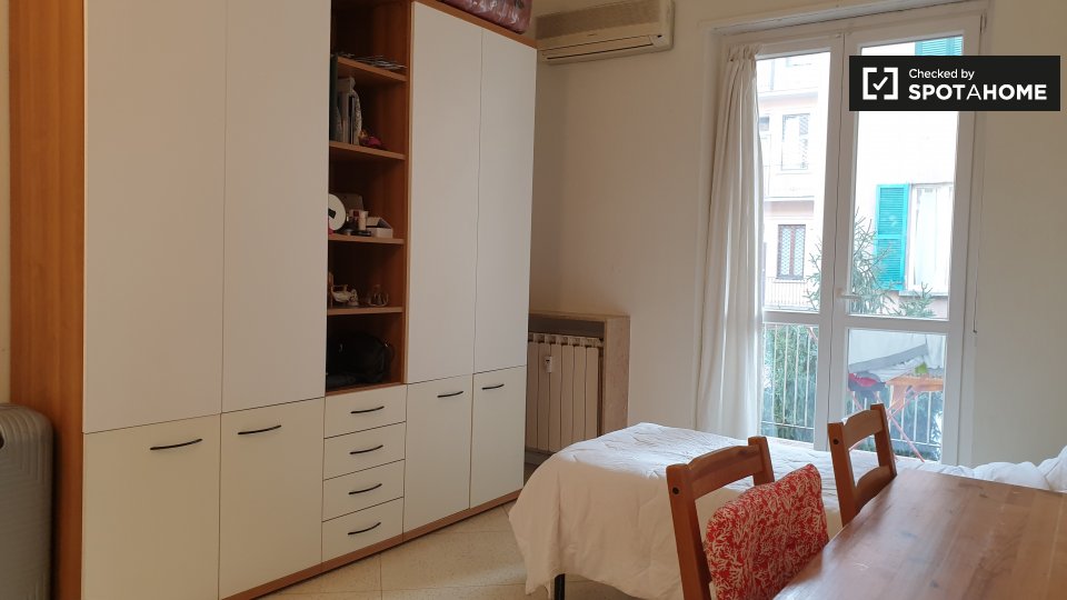 Immagine 10 di Camera condivisa in affitto  in Via Gentilino a Milano