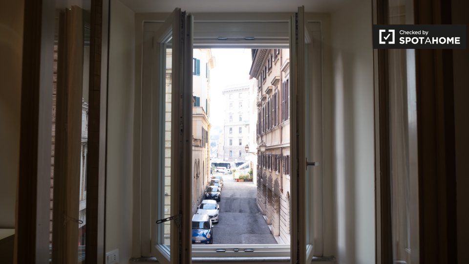 Immagine 6 di Ufficio in affitto  in Via del Banco di Santo Spirito a Roma