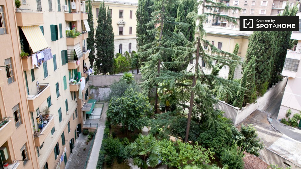 Immagine 11 di Camera condivisa in affitto  in Via Dacia a Roma