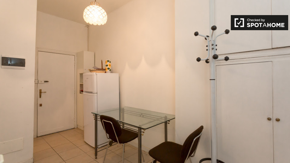 Immagine 6 di Camera condivisa in affitto  in Via Salasco a Milano