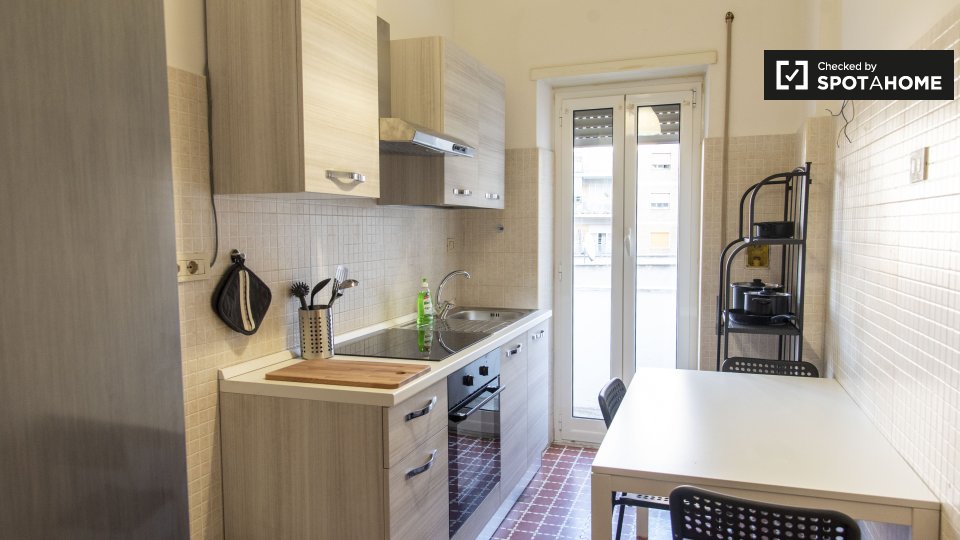 Immagine 5 di Camera condivisa in affitto  in Via Oderisi da Gubbio a Roma