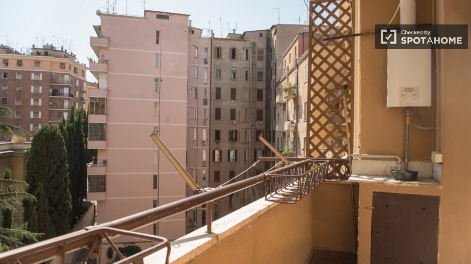 Immagine 10 di Camera condivisa in affitto  in Via Dacia a Roma