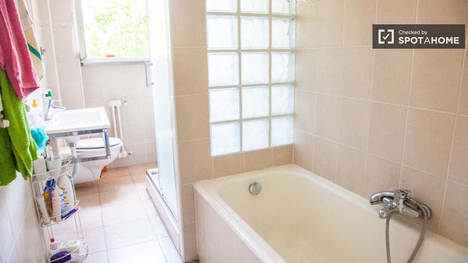 Immagine 15 di Camera condivisa in affitto  in Via Tuscolana a Roma