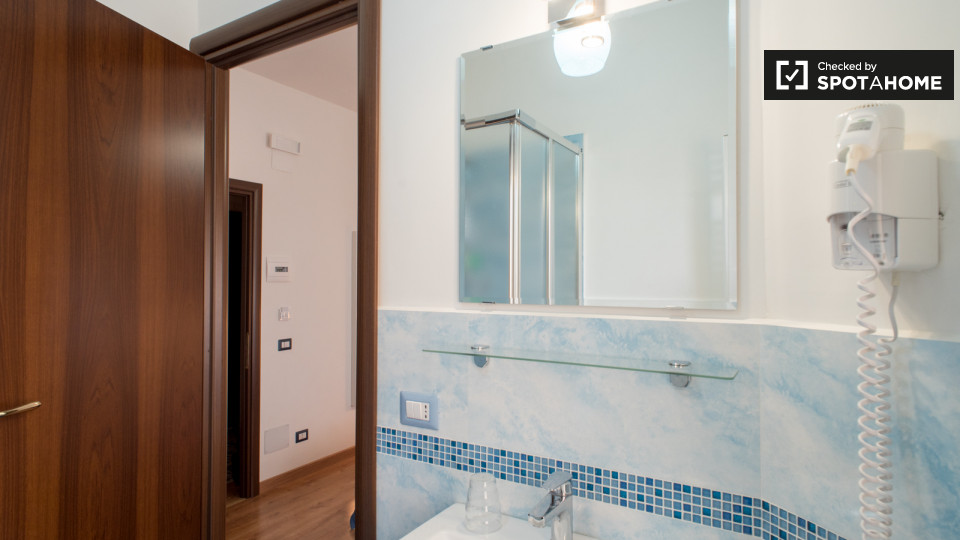 Immagine 9 di Camera condivisa in affitto  in Via Monza a Roma