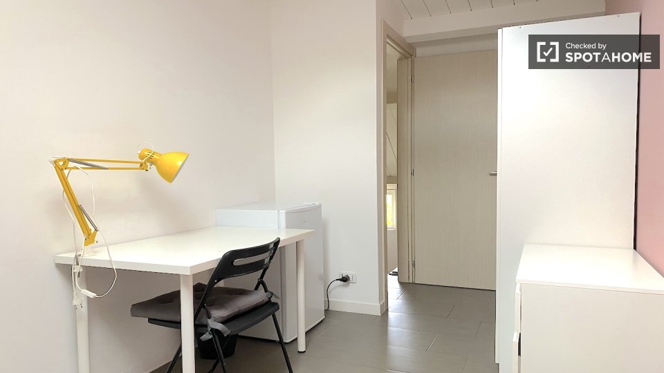 Immagine 4 di Camera condivisa in affitto  in Via di Carcaricola a Roma