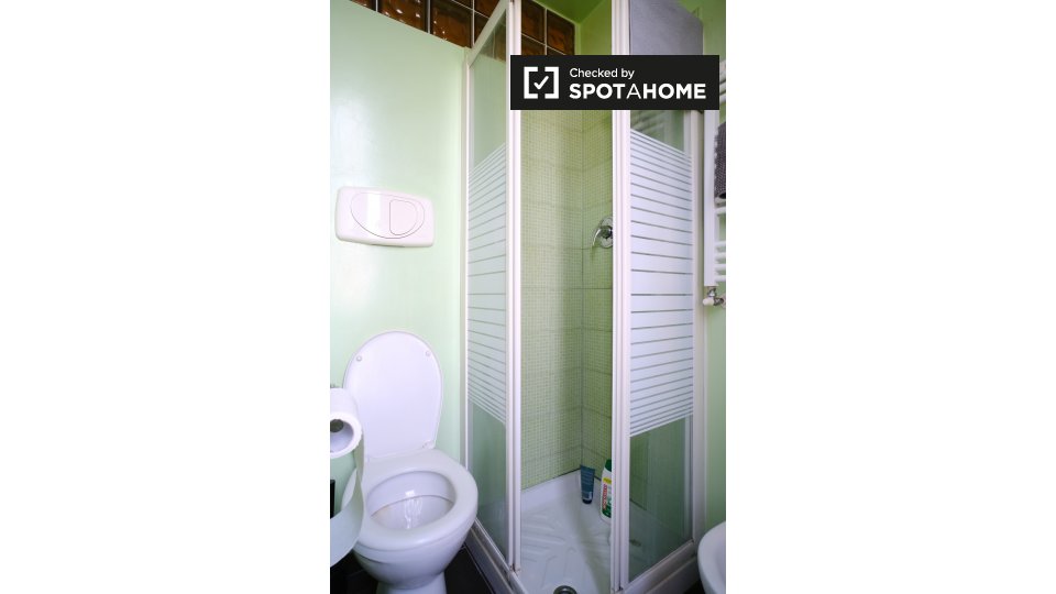 Immagine 16 di Camera condivisa in affitto  in Via Appia Nuova a Roma