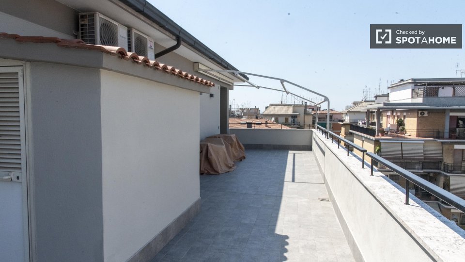 Immagine 16 di Appartamento in affitto  in Via Pietro Maffi a Roma