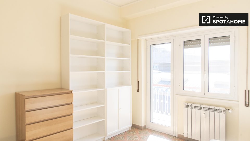 Immagine 4 di Camera condivisa in affitto  in Via Antonino Pio a Roma