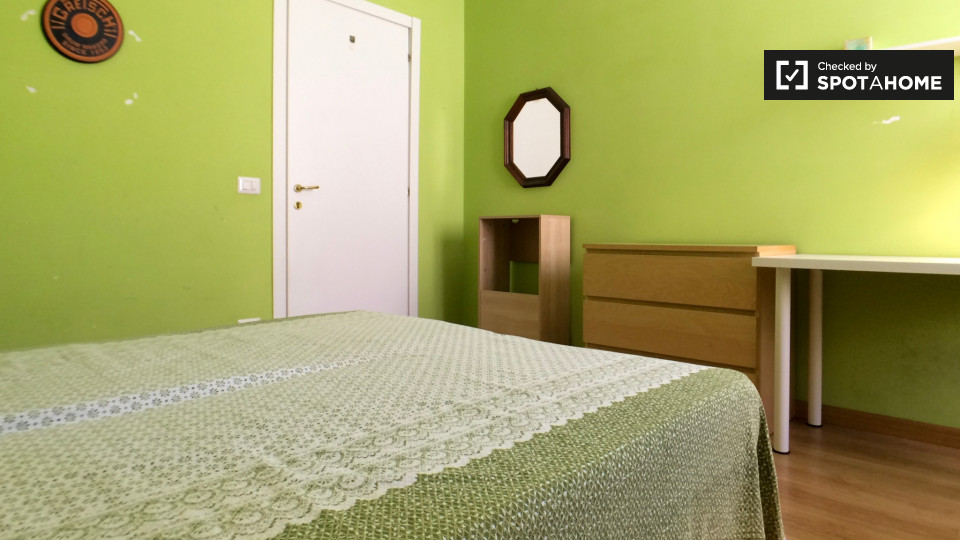 Immagine 2 di Camera condivisa in affitto  in Via dei Platani a Roma