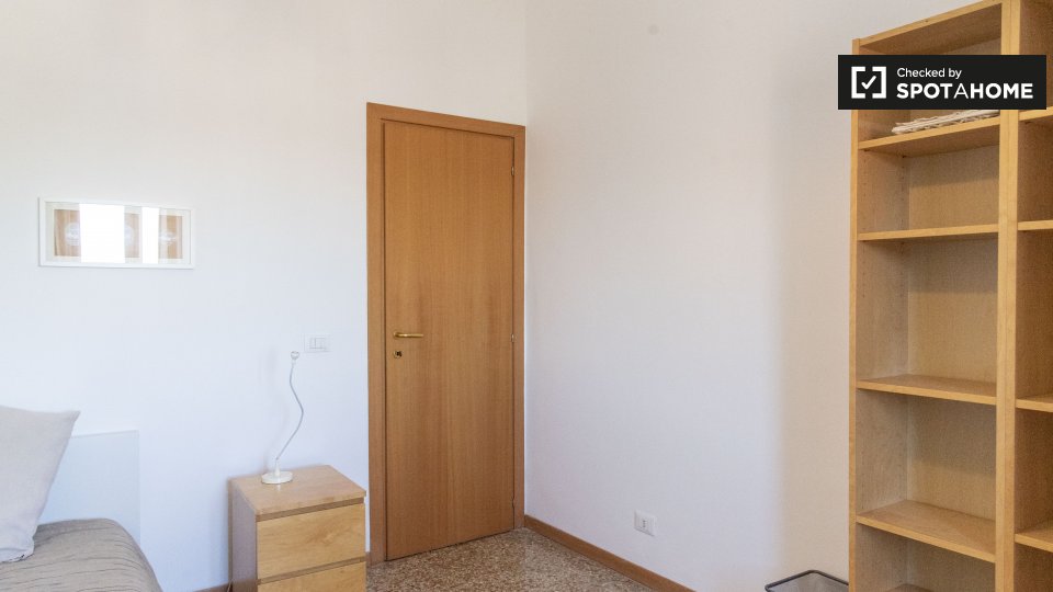 Immagine 3 di Camera condivisa in affitto  in Via Portuense a Roma