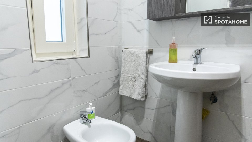 Immagine 15 di Camera condivisa in affitto  in Via Vetulonia a Roma