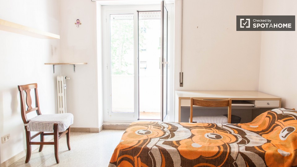 Immagine 2 di Camera condivisa in affitto  in Via Calpurnio Fiamma a Roma