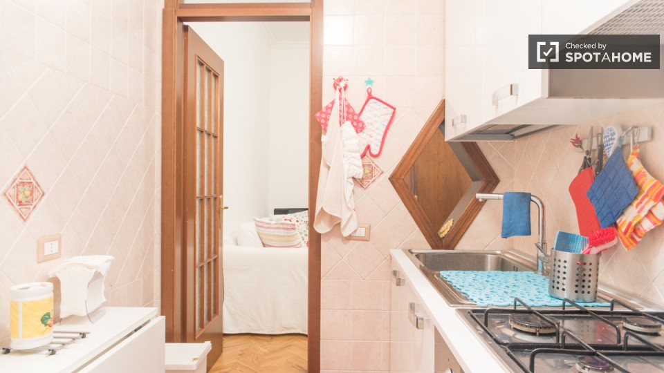 Immagine 16 di Camera condivisa in affitto  in Via Napoli a Roma
