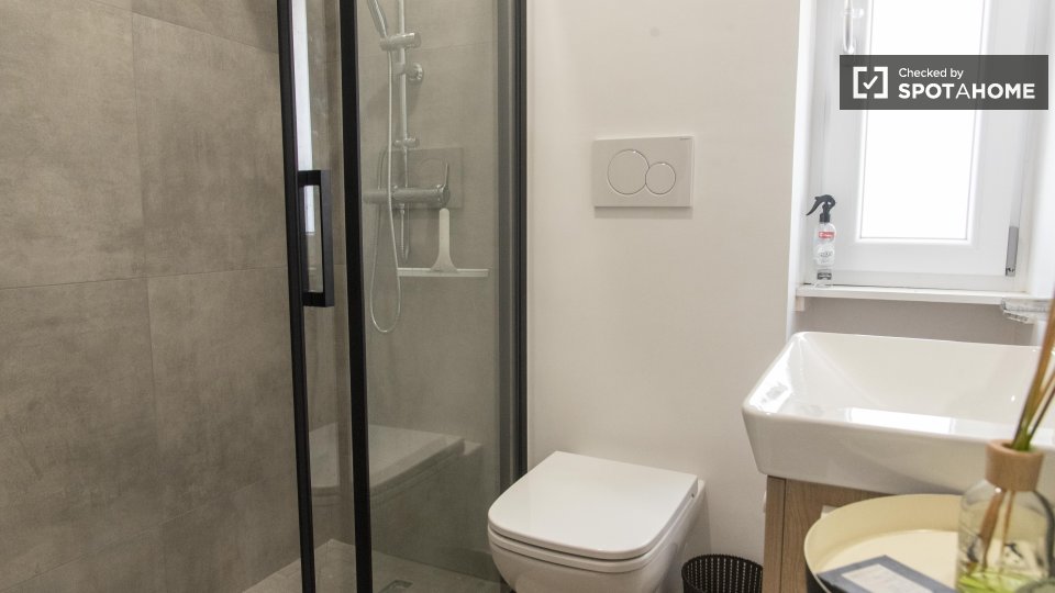 Immagine 10 di Camera condivisa in affitto  in Via Raimondo Montecuccoli a Roma