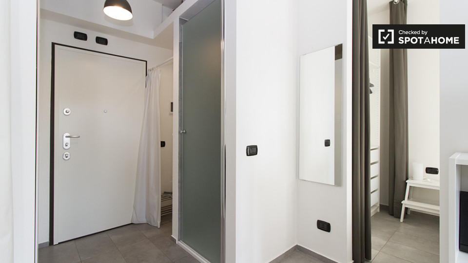 Immagine 5 di Ufficio in affitto  in Via Lorenteggio a Milano