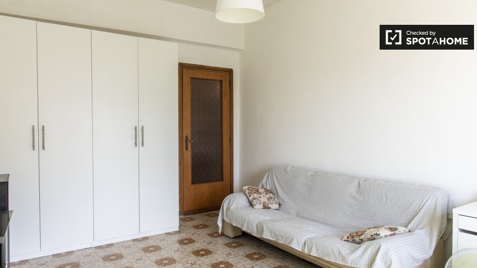 Immagine 3 di Camera condivisa in affitto  in Via Bartolomeo Colleoni a Roma