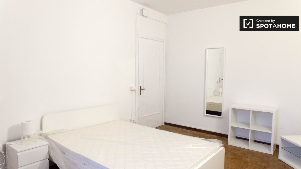 Immagine 3 di Camera condivisa in affitto  in Via Paola Falconieri a Roma