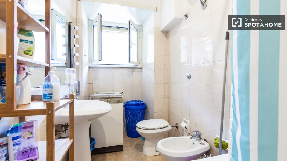 Immagine 12 di Camera condivisa in affitto  in Viale Partenope a Roma