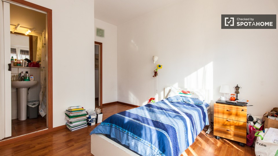 Immagine 3 di Camera condivisa in affitto  in Via del Fontanile Arenato a Roma